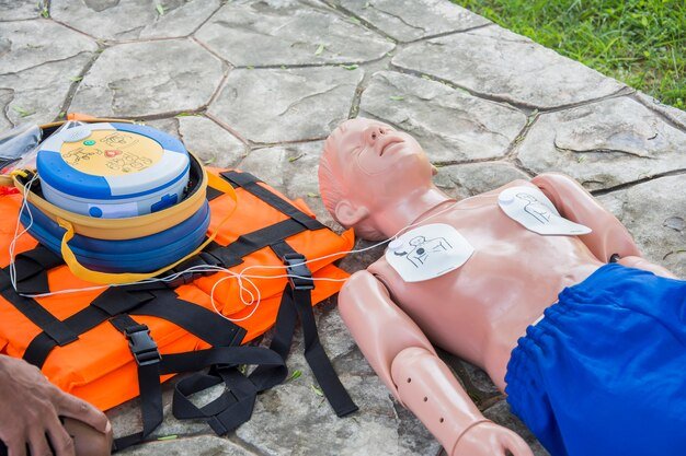 aed sineheart with padding on a dummy patient